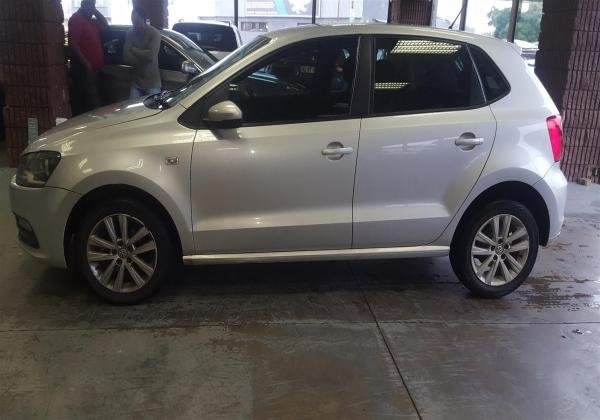 CLEAN VW POLO VIVO PETROL TRENDLINE WITH CLOTH MATERIAL SIT