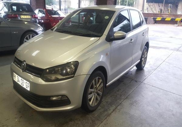 CLEAN VW POLO VIVO PETROL TRENDLINE WITH CLOTH MATERIAL SIT