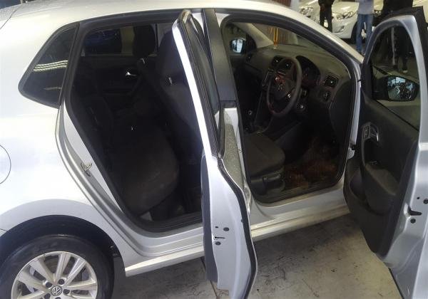 CLEAN VW POLO VIVO PETROL TRENDLINE WITH CLOTH MATERIAL SIT