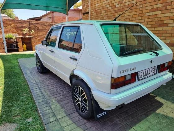 R765 Per Month : 2002 VW CITI GOLF 1.4i